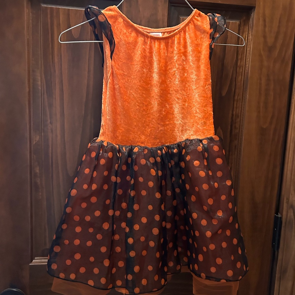 No stains. Great condition. Great quality.
